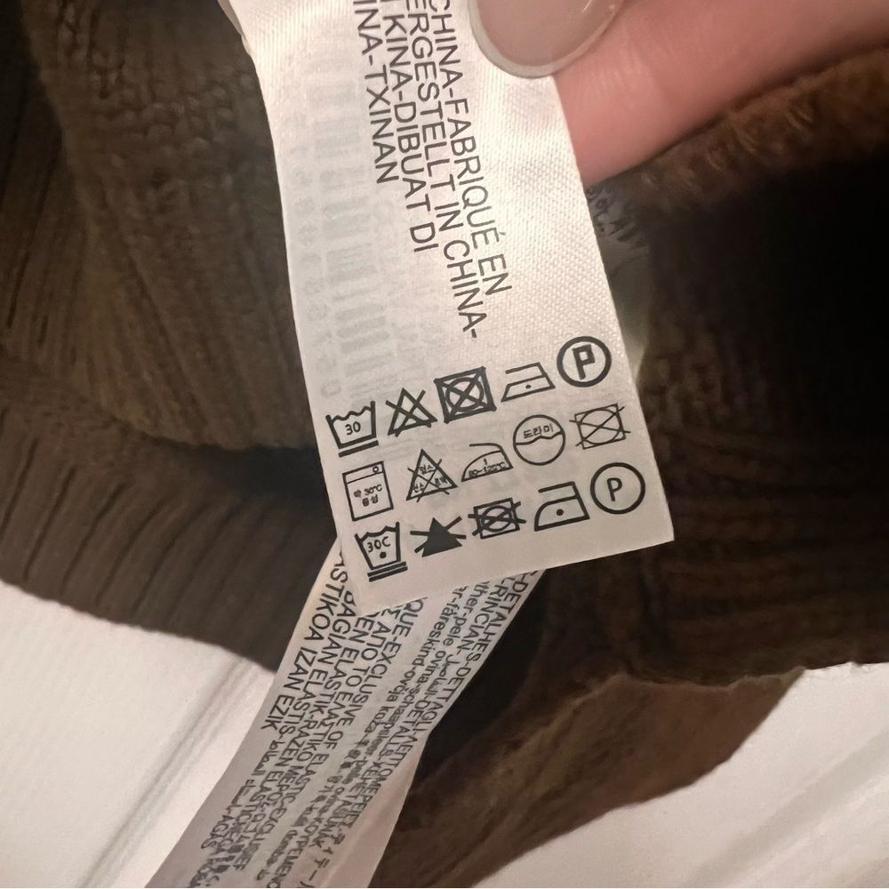 Zara Men’s brown knit vest with faux leather pocket. l/xl NWT
Coastal Grandpa - Picture 13 of 16